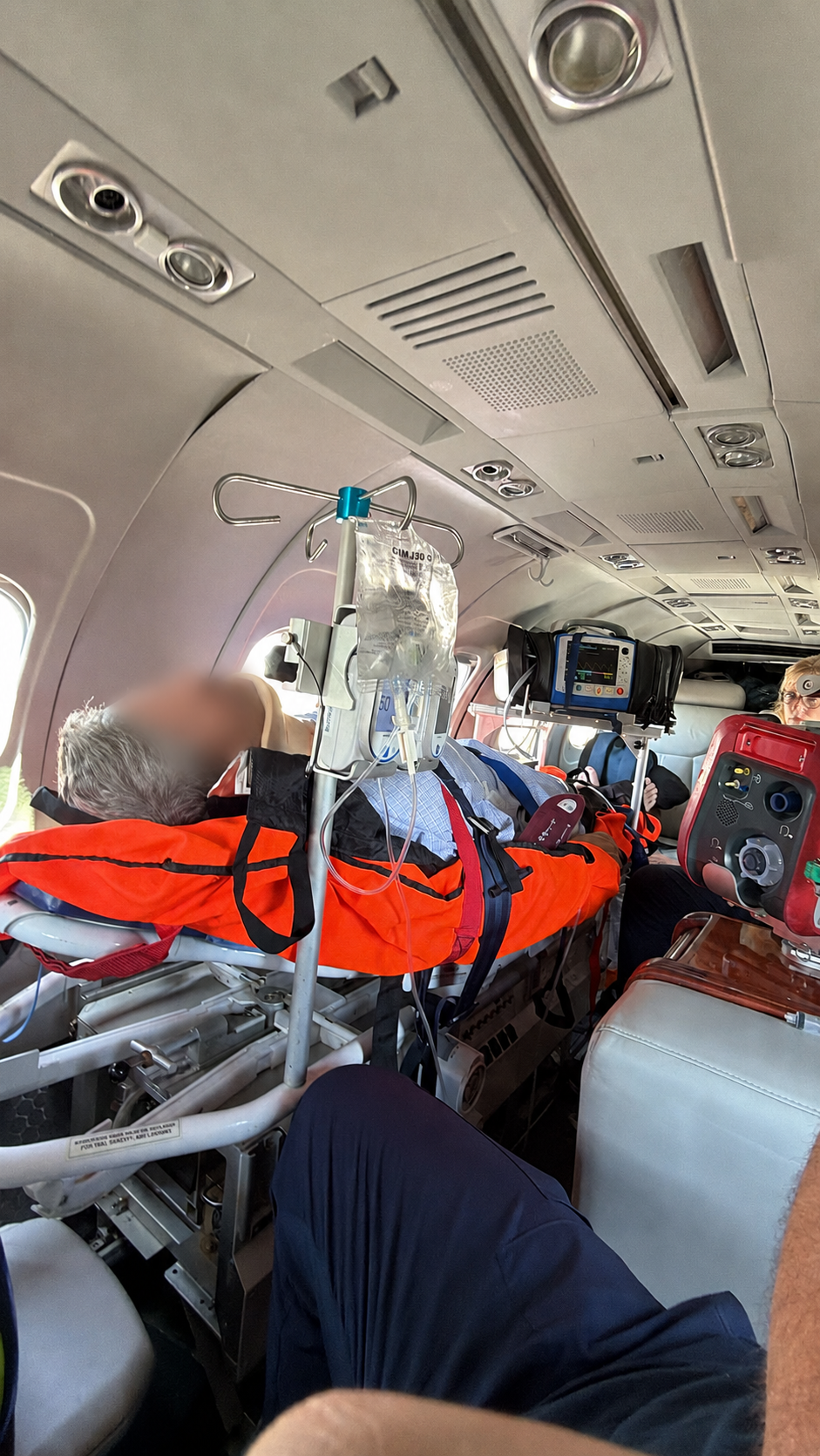 Equipo médico atendiendo una emergencia